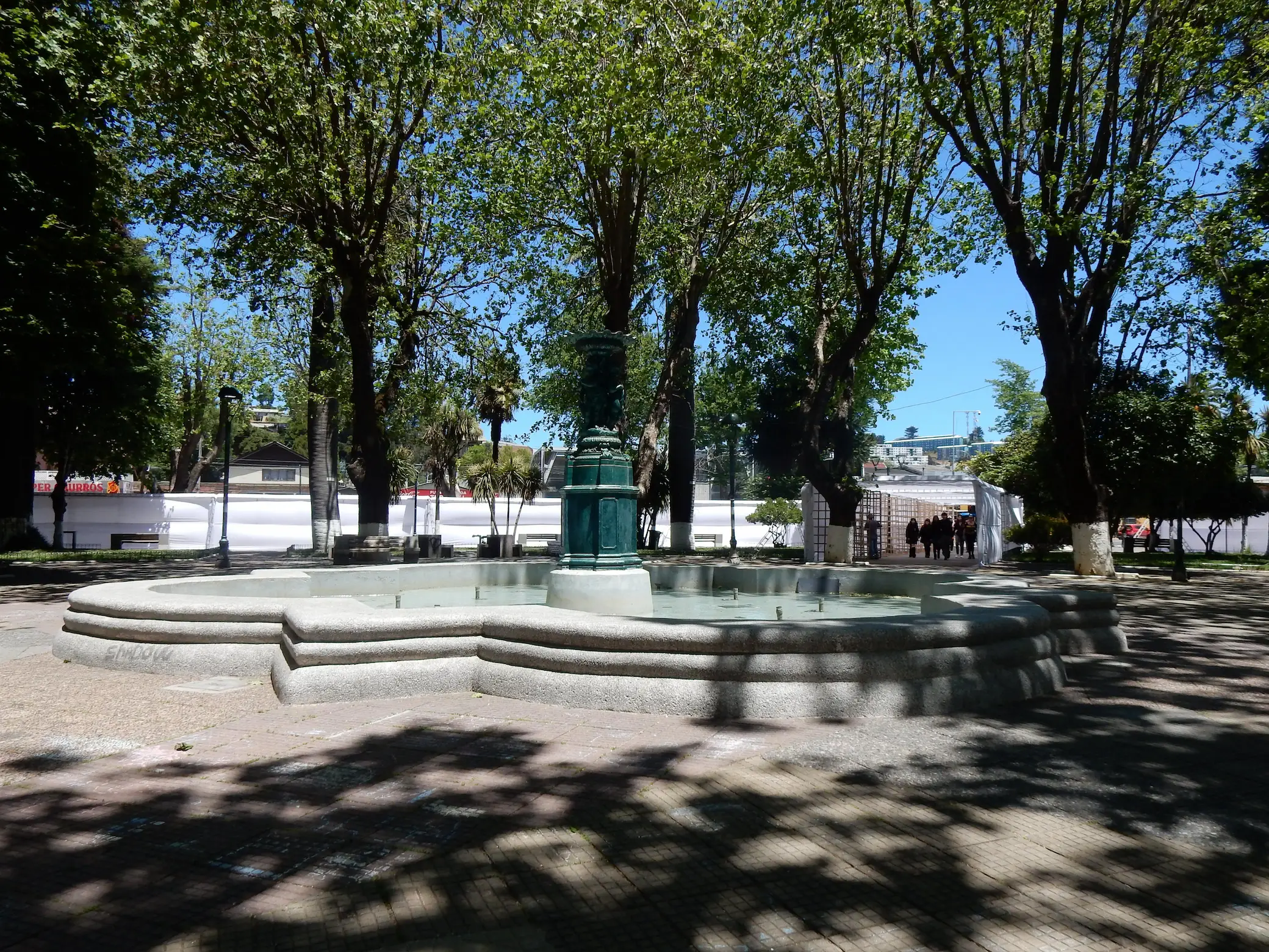 Fuente central del Centro Cívico de Constitución, rodeada de árboles y áreas sombreadas que invitan al descanso y la contemplación. Este espacio combina elementos patrimoniales con un entorno natural, diseñado para el disfrute de la comunidad.