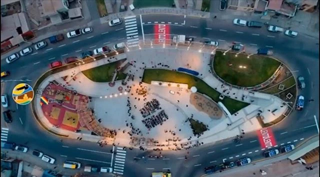 Vista aérea de un espacio público diseñado por Crea Espacio, con áreas verdes, mobiliario urbano moderno y zonas recreativas que promueven la interacción social y el bienestar comunitario. El diseño integra de forma armónica la funcionalidad y la sostenibilidad en un entorno urbano.