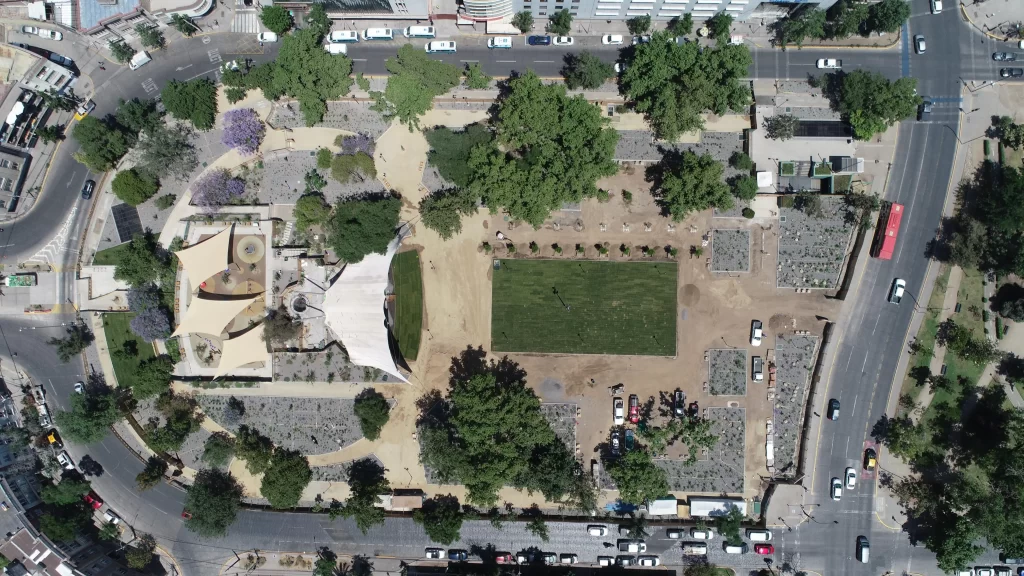 Vista aérea del Parque Bustamante, diseñado por Crea Espacio. El diseño destaca por su integración de áreas verdes, senderos peatonales y espacios abiertos para actividades recreativas, promoviendo la sostenibilidad y el bienestar comunitario en un entorno urbano.